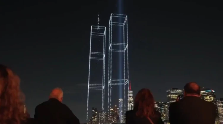Drones recrean las Torres Gemelas en Nueva York 25 años después del 11S