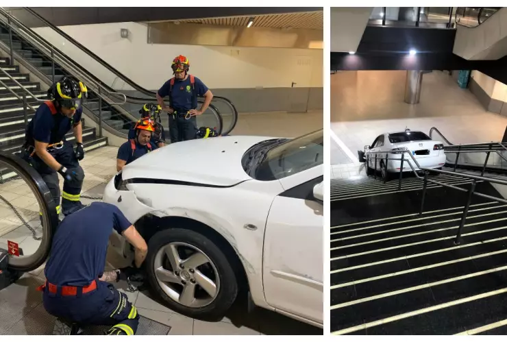 Video Madrid auto atascado escaleras