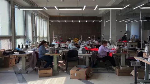 Tras invasión, chalecos antibalas y cascos; nueva vestimenta para niños en Ucrania.