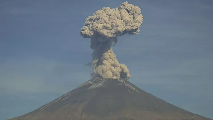 VIDEO: El volcán Popocatépetl despertó con dos poderosas explosiones