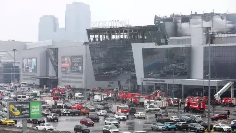 Número de muertos tras el atentado terrorista en la sala de conciertos de Moscú aumentó a 137