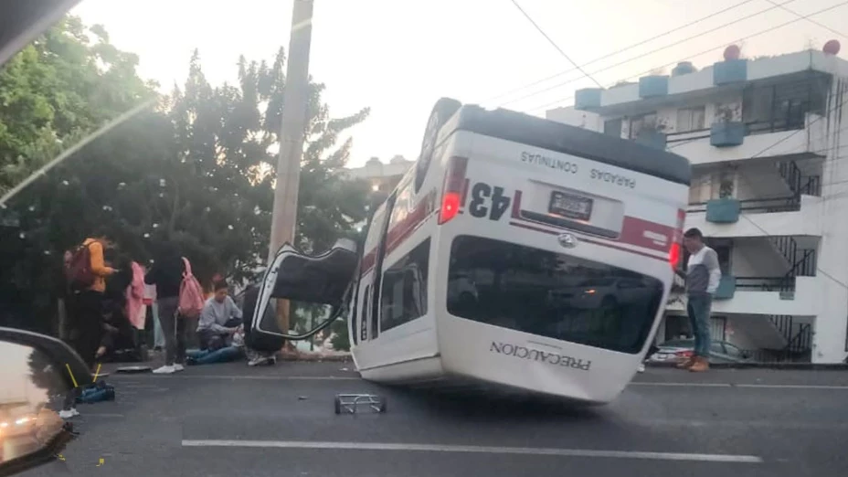 Volcadura de combi en Libramiento de Morelia