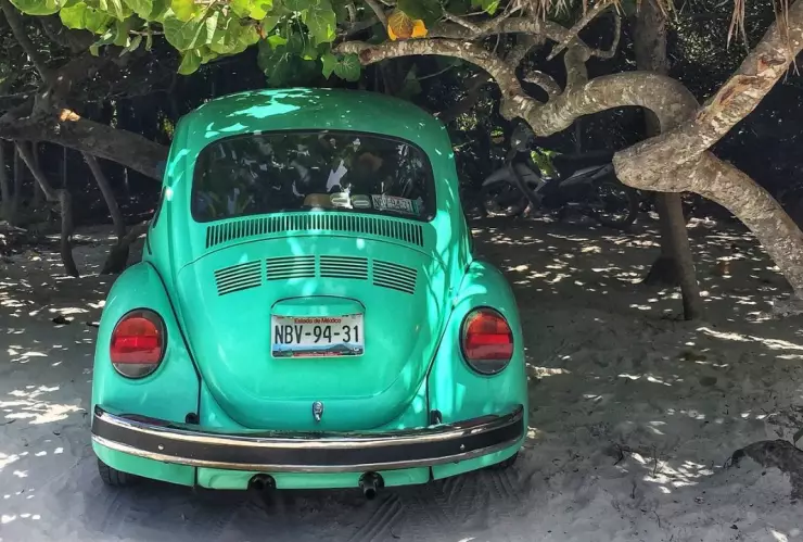 Imagen de automóvil Volkswagen con placas del Estado de México.