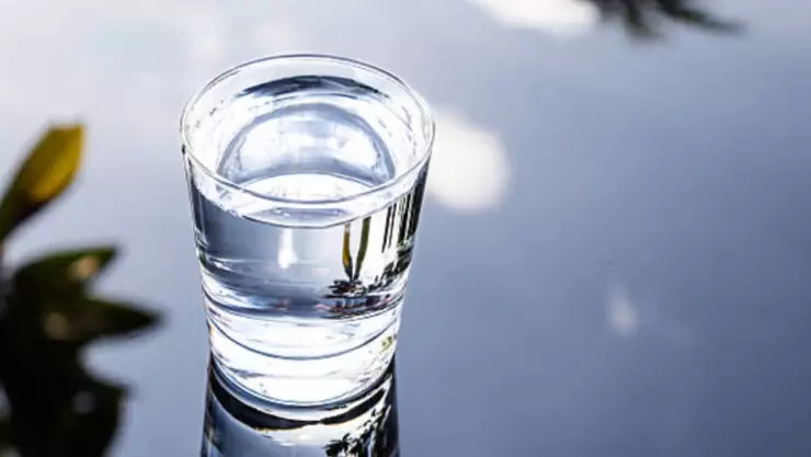 ¿El agua alcalina es buena para la salud? Esto es lo que debes saber