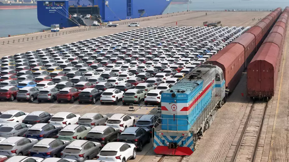 Autos listos para su exportación en el puerto de Yantai, China.