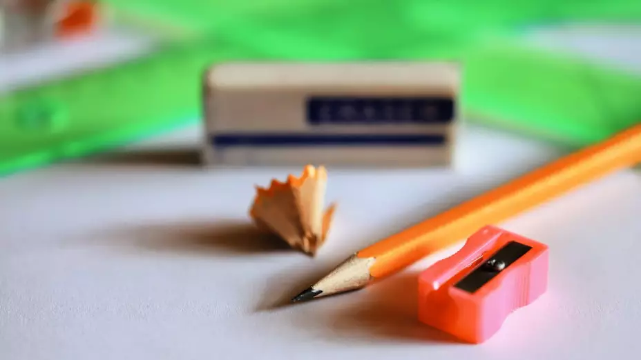 Goma, sacapuntas y lápiz.