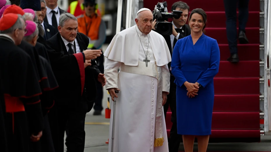 Papa Francisco es recibido por la presidenta de Hungría Katalin Novak en Budapest.