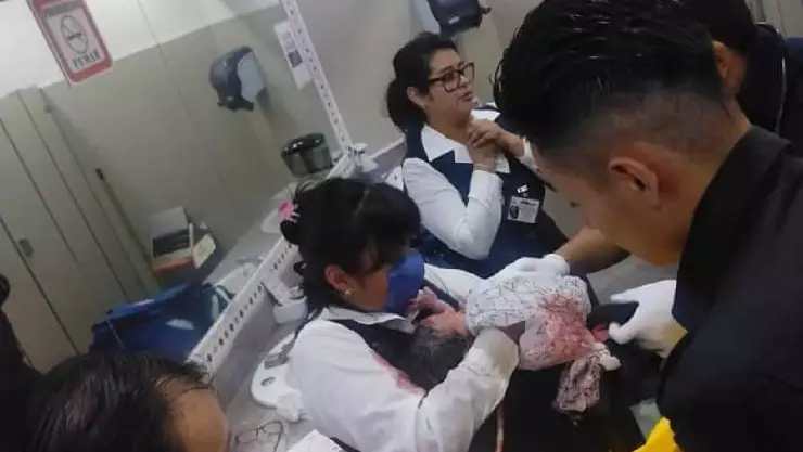 Abandonan a bebé recién nacida en baño de plaza comercial