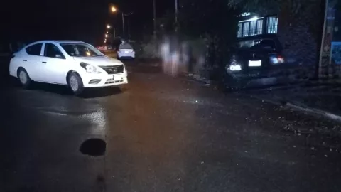 Fuerte accidente: Joven choca contra otro vehículo y deja graves daños