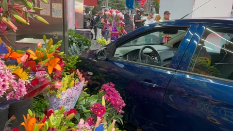 Automovilista se estrella contra puesto de flores en la Cuauhtémoc