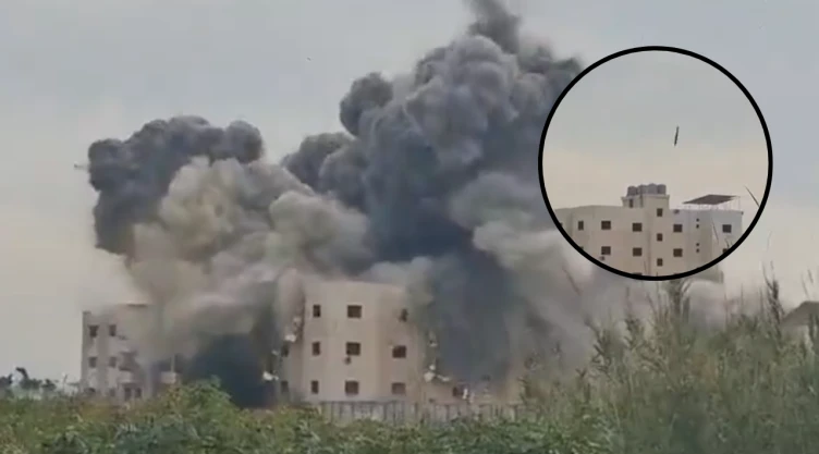 Momento en que un misil impacta un edificio en Abbassiyyeh, al sur de Líbano; la explosión genera una gran nube de humo mientras el proyectil es visible segundos antes del impacto.