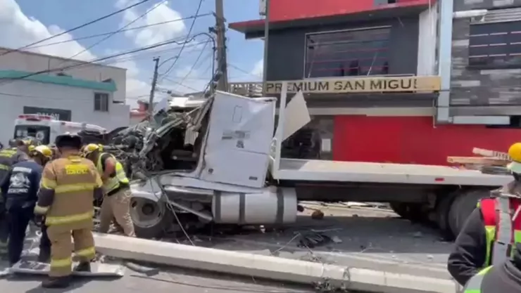 VIDEO. Familia se salva ser arrollada por camión de carg.jpg