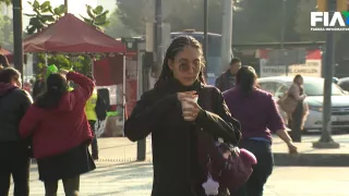 Una mujer camina por las calles del Valle de México tomando champurrado, una bebida típica de la CDMX para protegerse del frío.