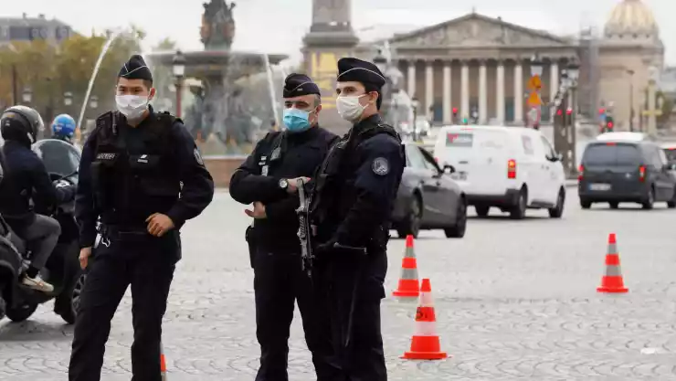 ataque policias hombre cuchillo paris.jpg