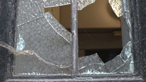 Adolescente termina con la mano HERIDA al romper una puerta en plena discusión familiar