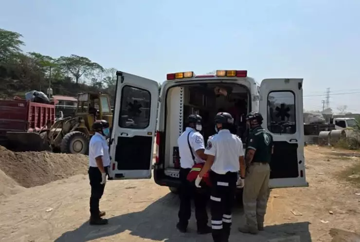 ¡Fuerte impacto! Camión de pasajeros impacta contra remolque en carretera de Villahermosa