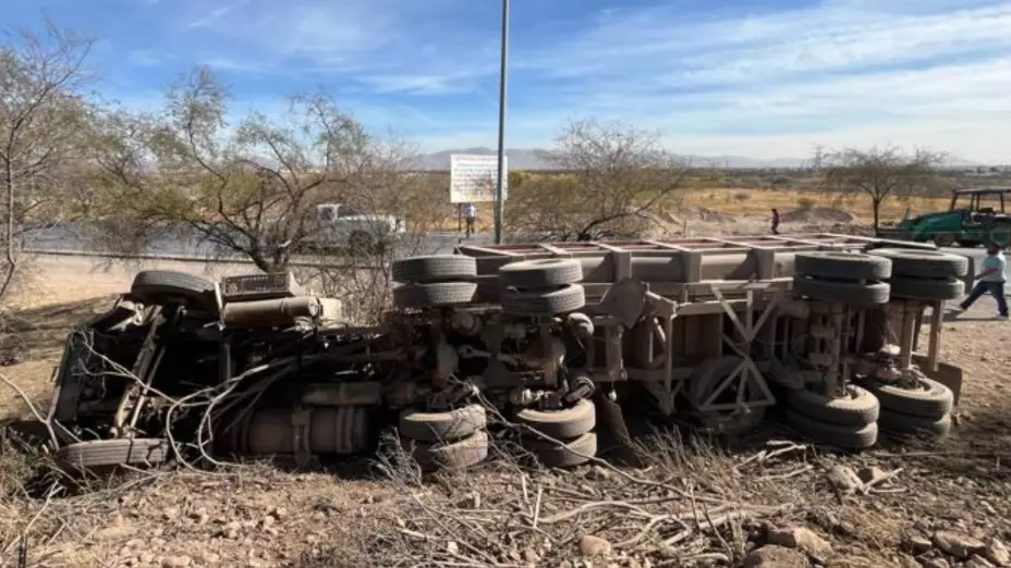 Tráiler vuelca en carretera Aldama