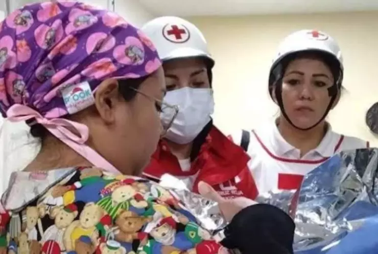 Encuentran a bebé en un contenedor de basura.