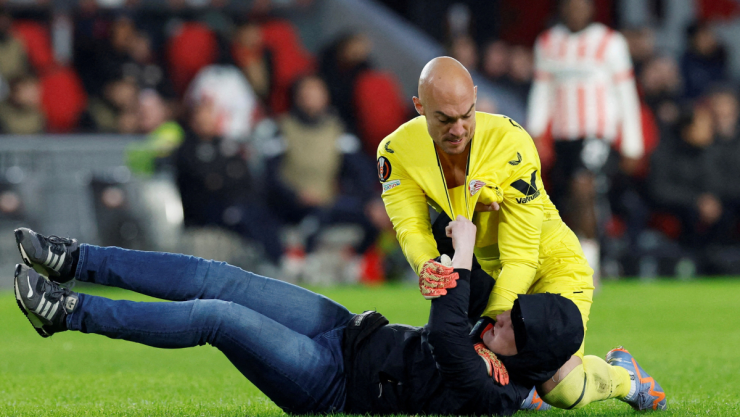 Agresión de aficionado del PSV a Marko Dmitrovic