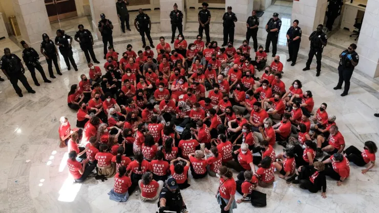 Mujeres lideran protesta en el Capitolio minutos antes del discurso del primer ministro israelí, Benjamín Netanyahu, ante el Congreso.