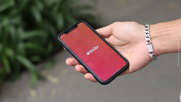 Estafador de Tinder cae en su propia trampa, mujer le roba dinero.