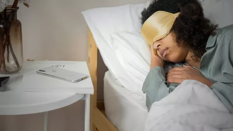 Enfermedades que podrías desarrollar al cargar el celular cerca de tu cama.jpg