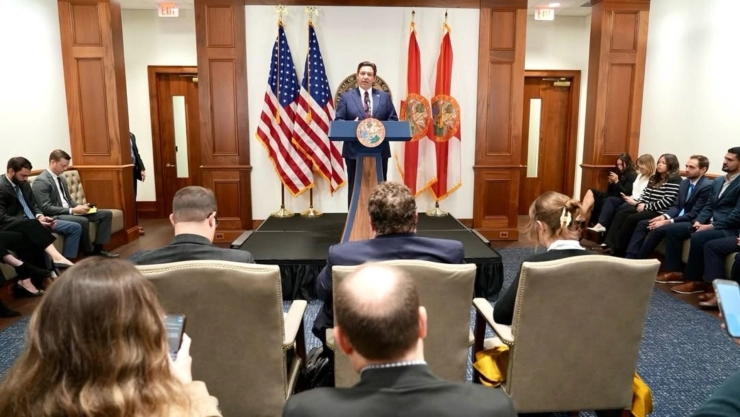 Ron DeSantis, gobernador de Florida, da una conferencia
