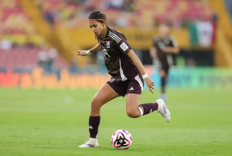 Monste-Saldivar-con-Selección-Mexicana-Femenil.jpg