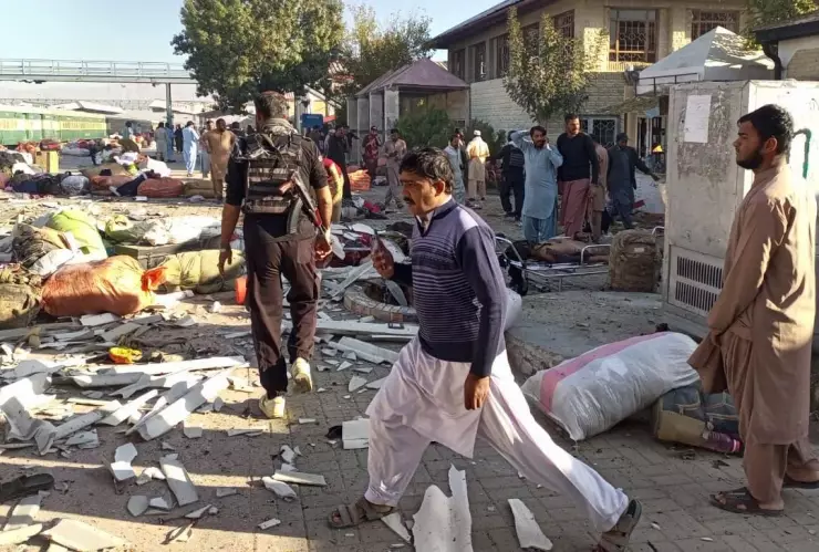 Explota bomba en estación de trenes de Pakistán