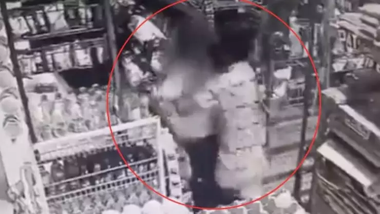 VIDEO_ Adolescente intenta abusar de mujer embarazada en tienda de Puebla.jpg