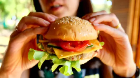 Cómo comer una hamburguesa correctamente