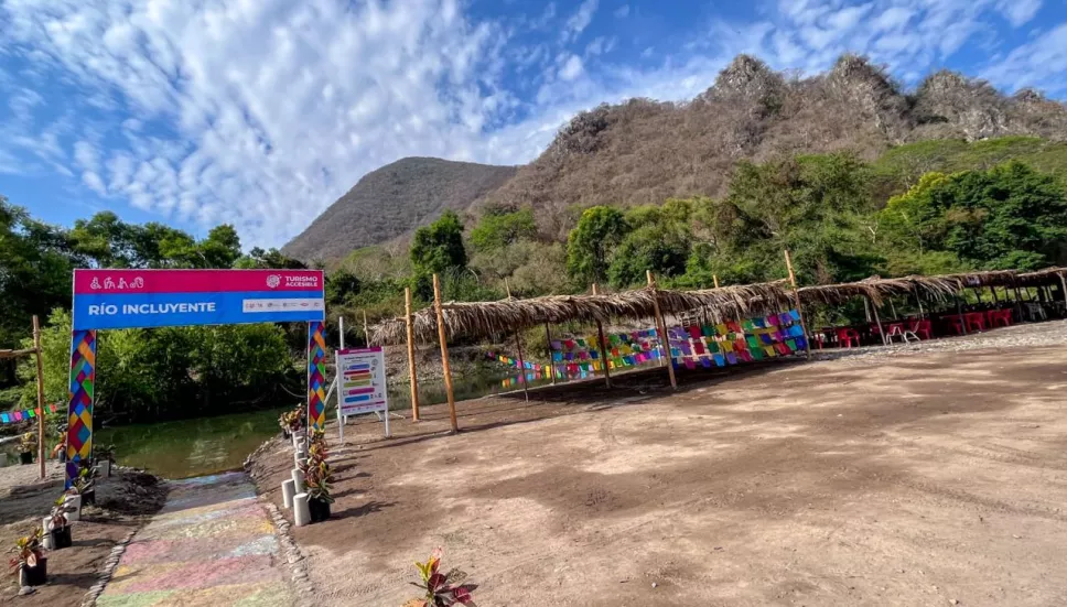 entrada al río incluyente en el estado de Colima