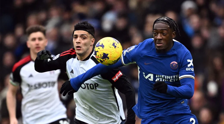 Raúl Jiménez ante Chelsea en partido de la Premier League
