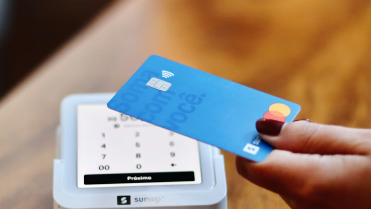 Mesera usa tarjeta de un cliente y hace compras de un millón de pesos