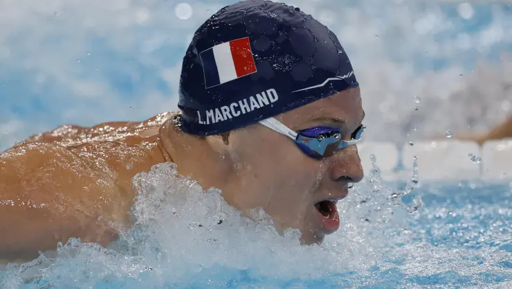 Leon Marchand gana y rompe marca de Michael Phelps