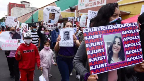 Familiares de Polly y Fer marchan en CDMX, piden la detenci&oacute;n de Diego