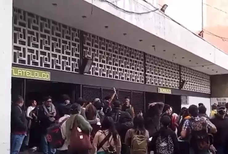 Incendian estacion Tlatelolco Metro CDMX durante marcha 2 de octubre