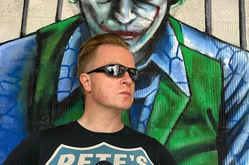 Gavito con el Joker.jpg