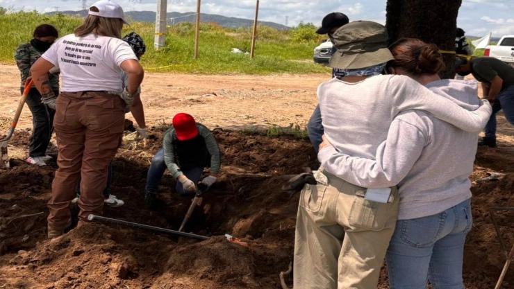 Colectivo ‘Manos Buscadoras’ halla 14 bolsas con restos humanos en Zapopan. En la imagen se observa el operativo de búsqueda durante la tarde de hoy 14 de septiembre.