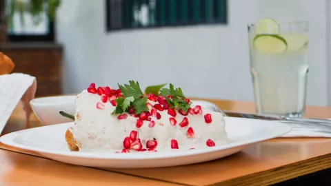 Chiles en nogada y la bebida con la que combinan mejor