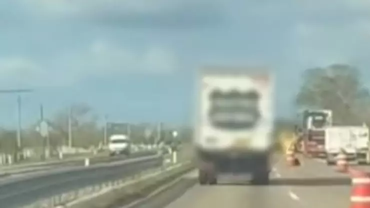 Trabajadores a punto de ser embestidos por camión de paquetería en la Campeche-Mérida; esto pasó