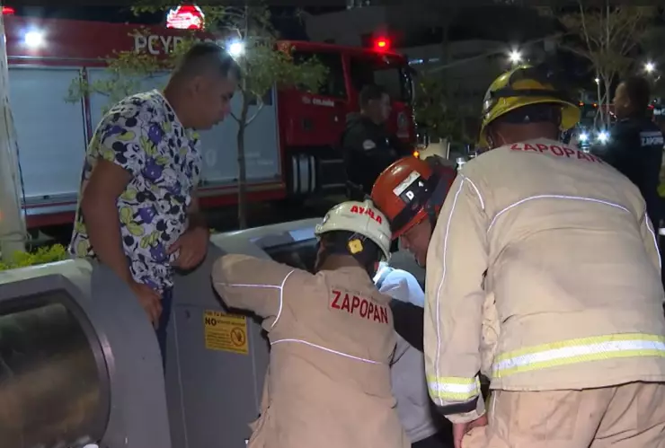 Zapopan hombre se atora bote de basura por rechazar regalo