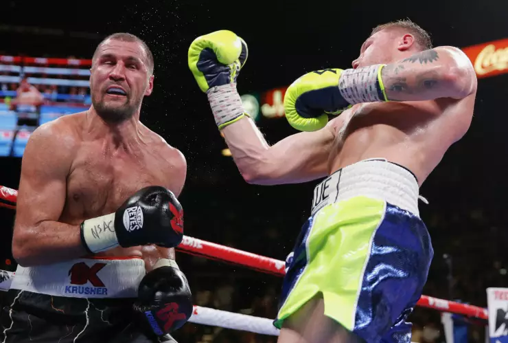 El mexicano Canelo Álvarez propina un puñetazo al ruso Sergey Kovalev
