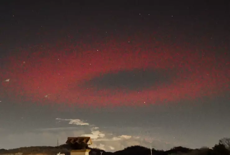Captan anillo rojo de luz en el cielo de Italia