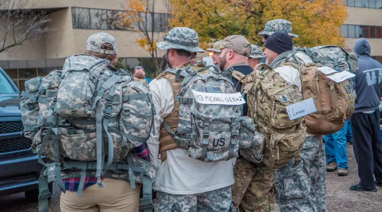Rucking: el entrenamiento que quema grasa y preserva la masa muscular