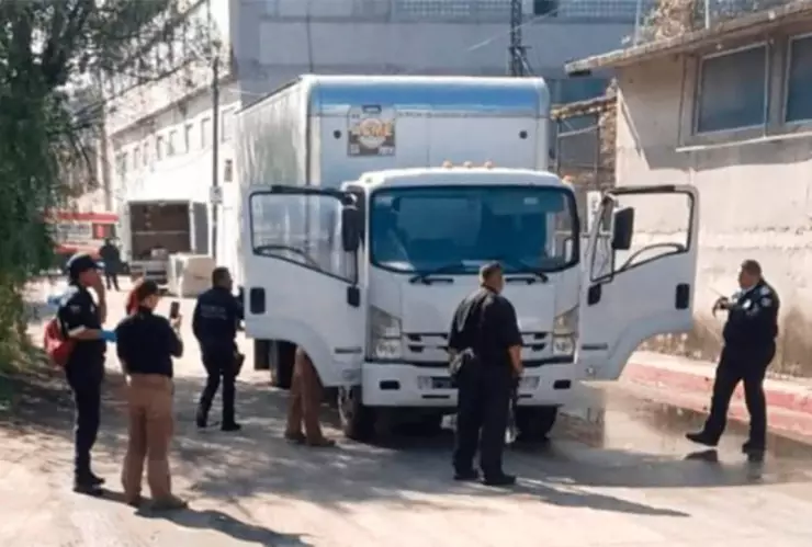 Violento robo a camioneta de paquetería en autopista México-Querétaro deja un muerto y un detenido