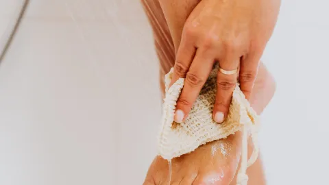 Los mejores exfoliantes para tus pies, usando aceites naturales
