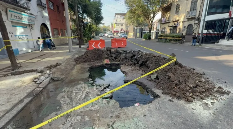 Socavón en la Roma Sur afecta vialidad por fuga de agua en CDMX; hay caos vial en la Cuauhtémoc