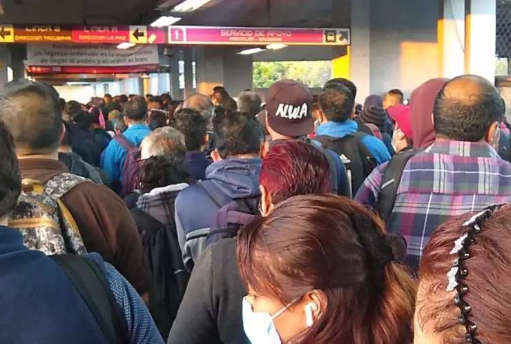 aglomeración de usuarios para poder ingresar al Metro CDMX