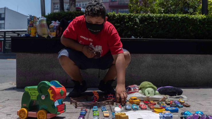 niño intercambia juguetes.jpg